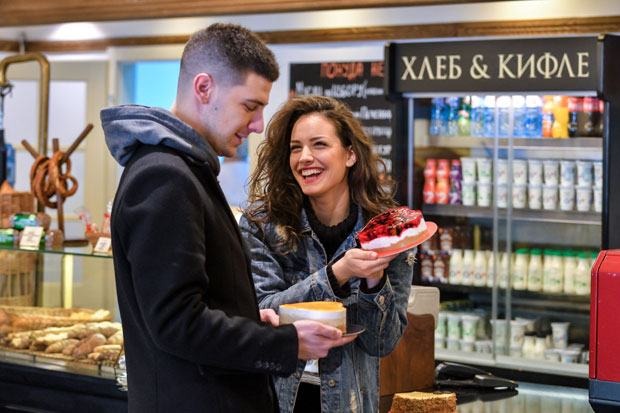 Софија и Арса дарују торту